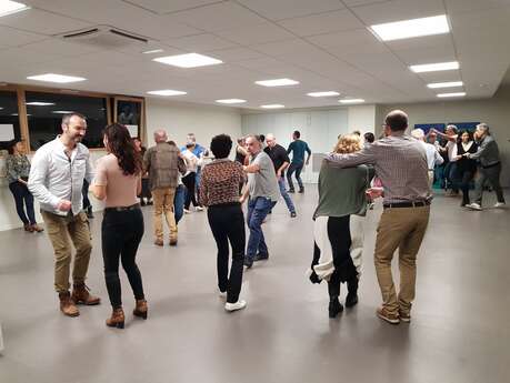 Cours de danse hebdomadaire en période scolaire : rock et salsa