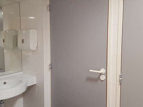 Toilettes publiques maison du tourisme au village