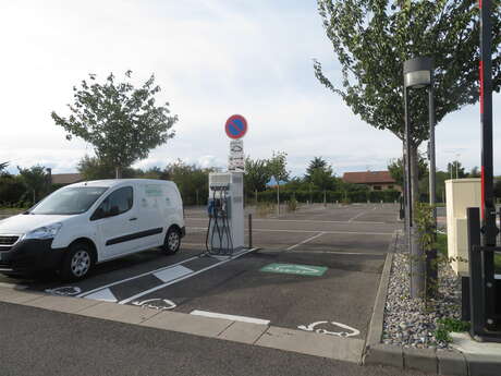 Borne de recharge véhicules électriques Publier parking salle Olympe