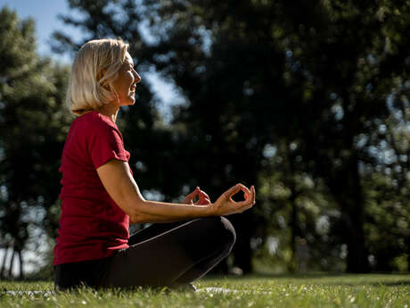 Séance de yoga à la Colline des Mourgues