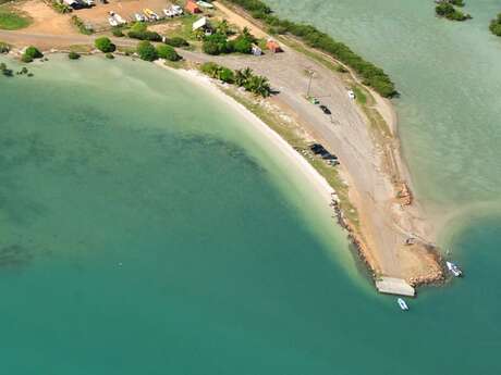 Plage Est du Wharf de Ouano (au Nord de presq. Î. Ouano)