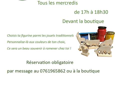 Atelier peinture sur des figurines en bois