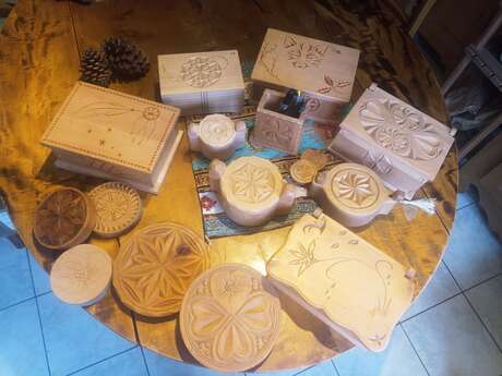 Scintiller au fil des saisons : initiation à la sculpture au couteau et vente d'objets en bois sculpté