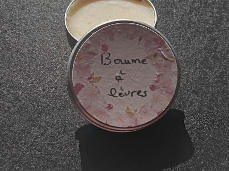 Fabrication de baumes à lèvres pour cadeaux d'hiver