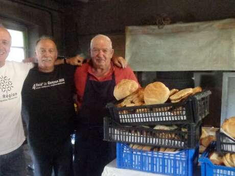 Fournée de pains au four banal d'Abriès