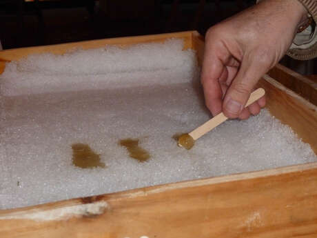 Ahorntoffee auf Schnee