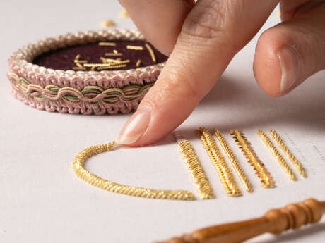 Démonstration de broderie or