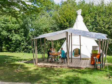 Tipis families at the Plaine Tonique