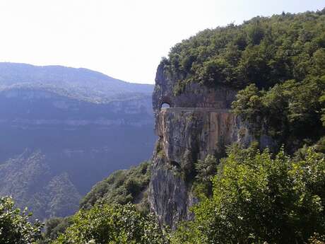 Route et cirque de Combe Laval