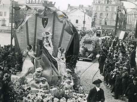 Les vitrines des Archives Patrimoniales : cavalcades et chars fleuris à Angers