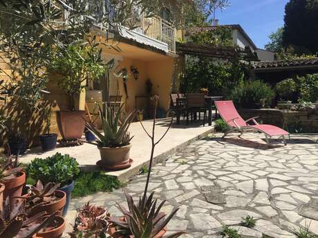 Ilot de verdure en bord de rivière