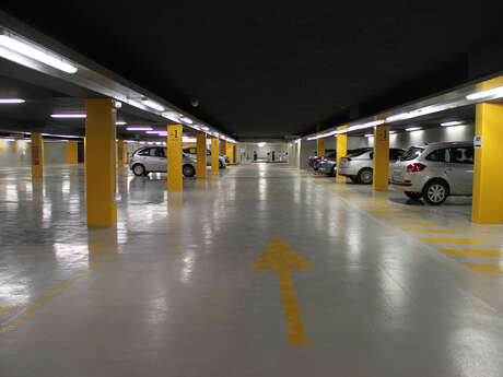 Überdachte Parkplätze im Stadtzentrum