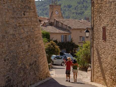 Ansouis, between alleys and cobblestone streets