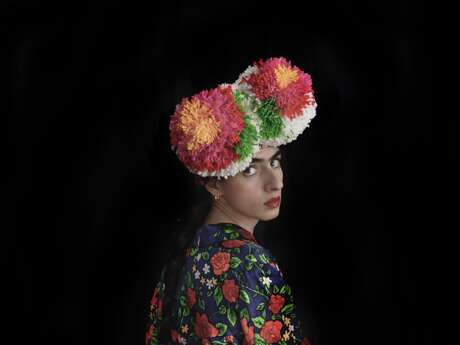 Exposition "Voyage à travers les coiffes" à la chapellerie Crambes