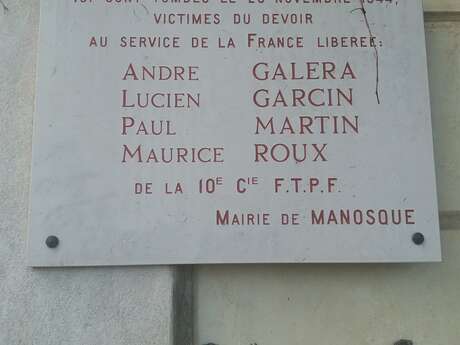 Plaque en hommage aux victimes de l'explosion de la cave oléicole