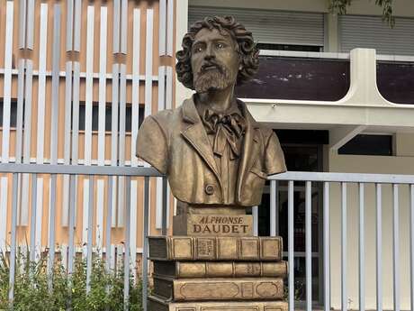 La Statue d'Alphonse Daudet d'Alès