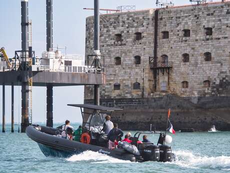 Fast boat trip to Ile d'Aix (4h), with 2h stopover by Île de Ré Nautisme