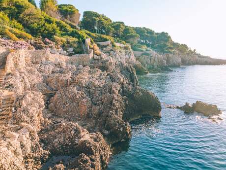 Nature walk along the Sentier du Littoral coastal path in French (guided tour)