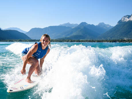 Session de wakesurf sur le lac d'Annecy