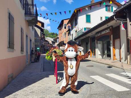 Stroll with Pistache the Cow !