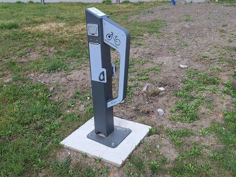 Electric bicycle charging station