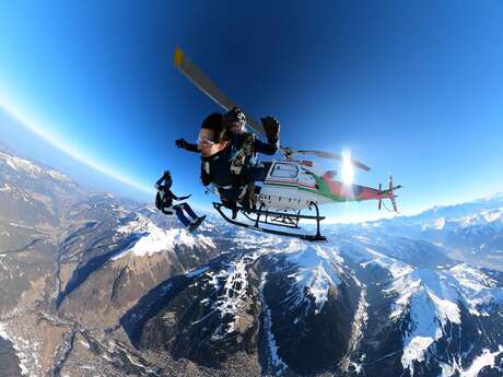 Saut en parachute depuis un hélicoptère