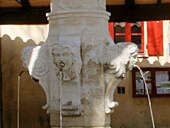 La grande fontaine publique et le lavoir