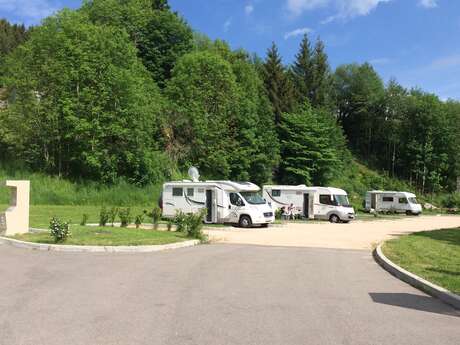 Aire de service et de stationnement camping car - village