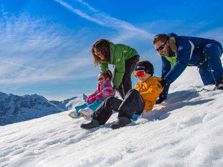Course de luge sur le front de neige des drapeaux !