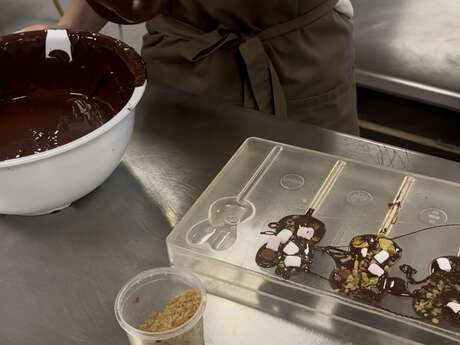 L'atelier sucettes à la Chocolaterie Castelain