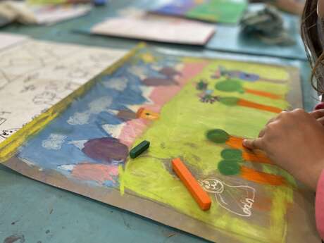 Stage arts plastiques enfants - Un nichoir pour les oiseaux au pastel