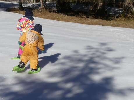 Les minis randonneurs : atelier motricité dans la neige