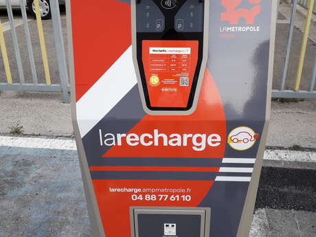 Borne de recharge électrique parking St Exupéry