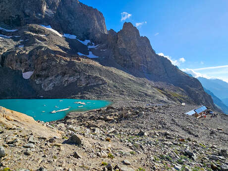 Le lac et le refuge du Pavé