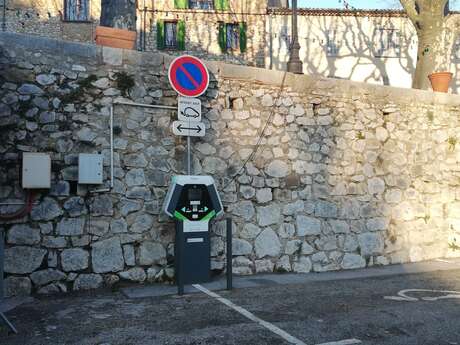 Borne de recharge pour véhicules électriques