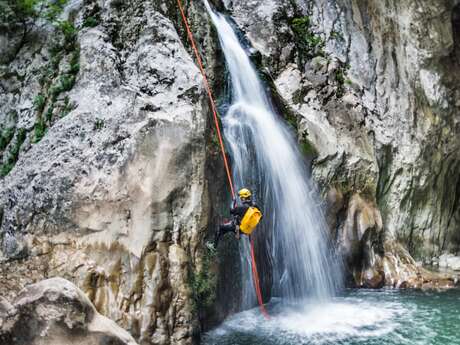 Sortie encadrée de Canyoning : Plus qu’une rando, une cascade d’émotions !