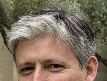 Systèmes satellitaires de Saturne et Jupiter : de l'eau et peut-être plus ?