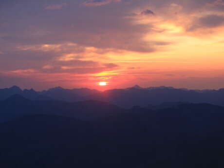 Bivouac et lever de soleil au sommet du Mont Mounier