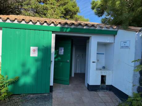 Toilettes publiques - Plage de l'Anse du Fourneau