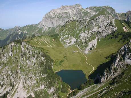 Geological hikes: the three stories hidden in the landscape of Lac d'Arvouin