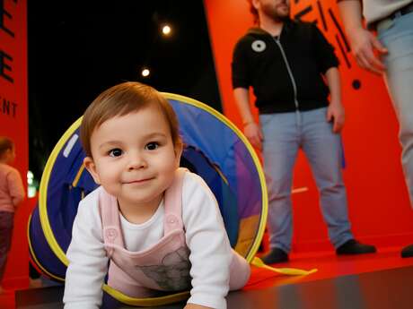 Bébé bouge au musée