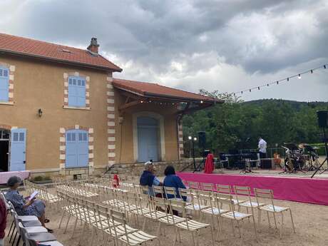 Scène de l'ancienne gare de Seillans