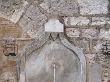 Fontaine rue de l'Hôpital Vieux