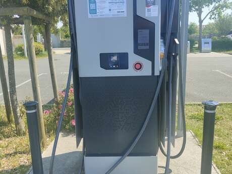 Punto de recarga de coches eléctricos en La Flotte - Aparcamiento de la Base Náutica