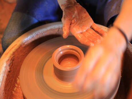 Cours de tournage - Atelier poignée d'argile