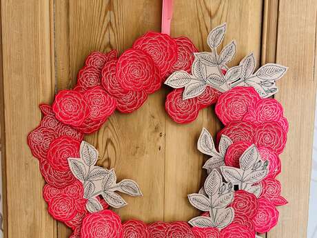 Grasse : Atelier couronnes de fleurs en papier parfumées