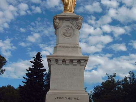 Statue de la Vierge dorée