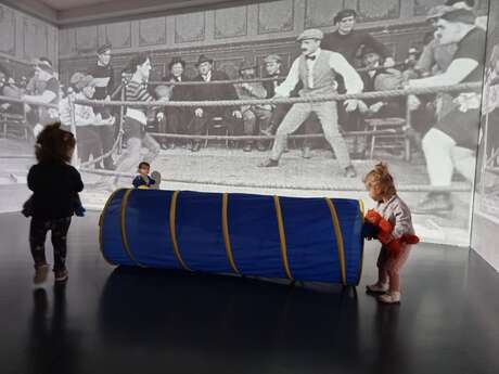 Bébé bouge au musée