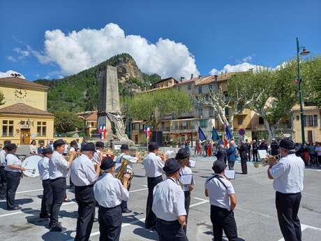 Cérémonie au monument aux morts