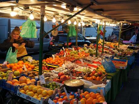 Marché au village nocturne